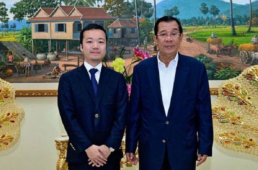 Chen Zhi - người đứng bên trái