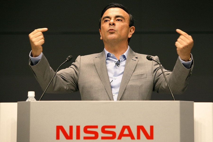 Ghosn dấn chân vào bê bối tài chính