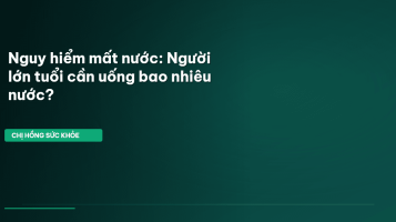 người lớn tuổi uống nước